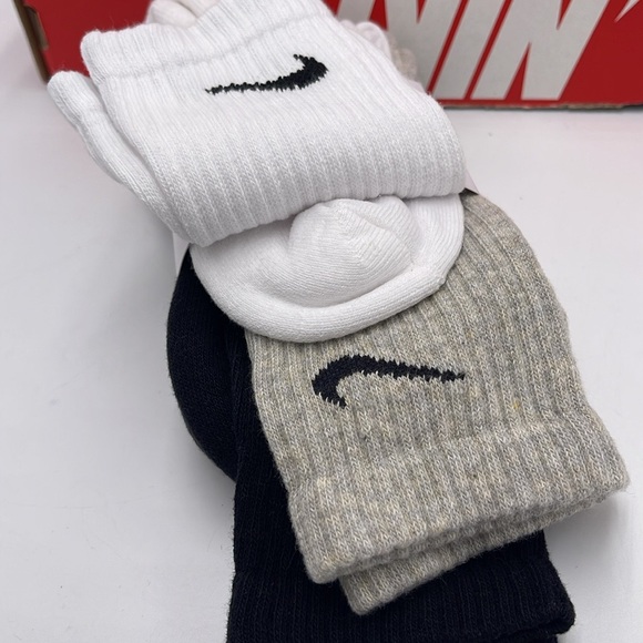 Nike Everyday Cushioned Training Crew Socks (3 Pairs)
Size M - m6-8; w6-10; - Picture 16 of 16
